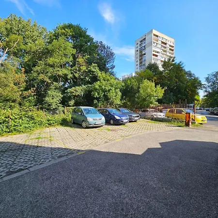 Rea Flora - Cozy With Free Parking Apartment